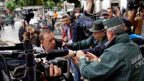 Un vecino de Paramos (Pontevedra), que perdió su vivienda por la explosión de un almacén clandestino donde se almacenaba material pirotécnico, ha intentado agredir a su propietario, a su llegada a los juzgados de Tui. / EFE