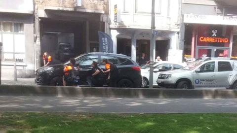 Policías belgas en la escena del tiroteo en Lieja. REUTERS