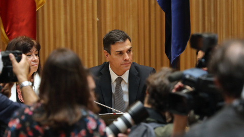 El secretario general del PSOE, Pedro Sánchez, durante la reunión del partido en el Congreso de los Diputados, en la semana en que se debate la moción de censura contra el jefe del ejecutivo, Mariano Rajoy. EFE/ Ballesteros