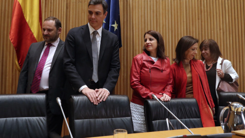 El secretario general del PSOE, Pedro Sánchez, con el secretario de Organización del PSOE, José Luis Ábalos, la vicesecretaria general, Adriana Lastra (3d), y la portavoz parlamentaria, Margarita Robles durante la reunión del grupo parlamen