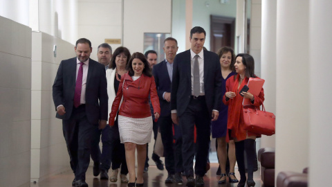 El secretario general del PSOE, Pedro Sánchez, con el secretario de Organización socialista, José Luis Ábalos, la vicesecretaria general, Adriana Lastra, y la portavoz parlamentaria, Margarita Robles, tras la reunión de grupo parlamentario 