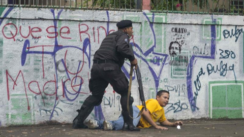 28/05/2018.- Un policía detiene a un manifestante hoy, lunes 28 de mayo de 2018, en Managua (Nicaragua). Hoy se cumplen 41 días en Nicaragua de una crisis que ha dejado al menos 76 muertos, según la Comisión Interamericana de Derechos Human