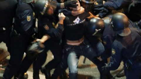 Antidisturbios rodean a un manifestante. - REUETRS