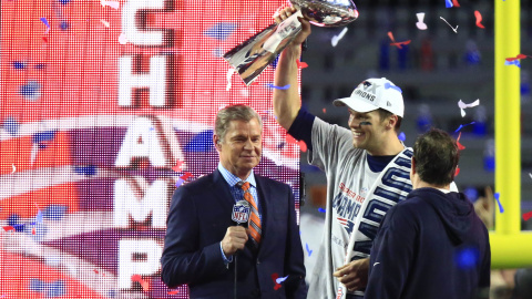 Tom Brady, de los Patriots, levanta el trofeo de campeones de la Super Bowl. /REUTERS