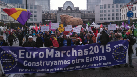 Manifestantes contra el TTIP y las políticas neoliberales, en la plaza de Luxemburgo de Bruselas. / ALEJANDRO LÓPEZ DE MIGUEL