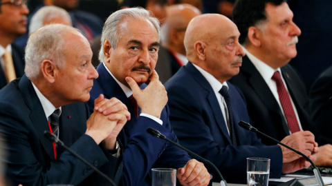 Jalifa Hafter (i) y Fayez al Serraj (d), durante la conferencia en París. Etienne Laurent/Reuters