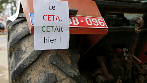 Un tractor con un cartel contra el CETE, delante del Parlamento de Valonia, en Namur (Bélgica). REUTERS/Francois Lenoir