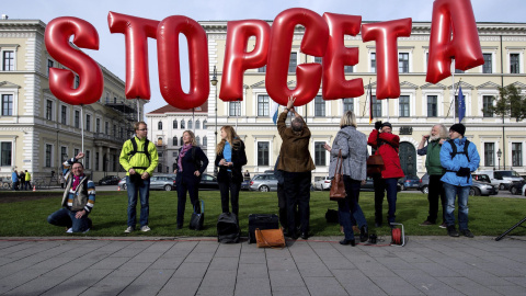 Unas personas se manifiestan en contra el acuerdo de libre comercio entre la UE y Canadá (CETA, por sus siglas en inglés) frente al Ministerio del Interior del estado federado alemán de Baviera en Múnich. EFE