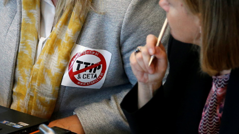 Un diputado del Parlamento de Valonia con una pegatina contra el CETA, el acuerdo comercial entre la UE y Canadá. REUTERS/Francois Lenoir