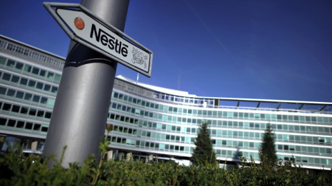 El logo de Nestle en una señal cerca de su sede en la localidad suiza de Vevey. AFP / Fabrice Coffrini