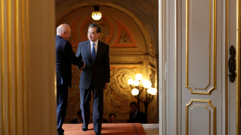 El ministro de Exteriores chino, Wang Yi, es recibido por su homólogo portugués Augusto Santos Silva en el Palacio Necessidades, en Lisboa. REUTERS/Rafael Marchante