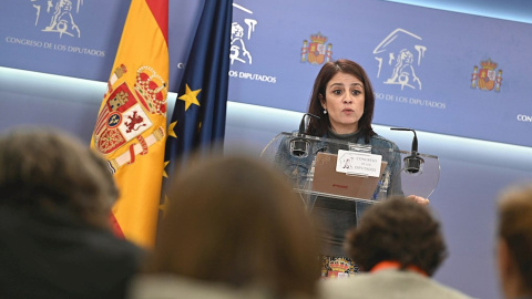 La portavoz socialista en el Congreso, Adriana Lastra, ofrece una rueda de prensa posterior a las reuniones de Sánchez con Casado, primero, y con Arrimadas, después, en el Congreso de los Diputados en Madrid. EFE/ Fernando Villar