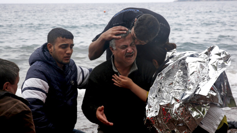 An Iraqi refugee mourns the loss of his 65-year old wife, following the arrival of the Iraqi refugee family on the Greek island of Lesbos in a dinghy after crossing a part of the Aegean Sea from the Turkish coast, October 16, 2015. Accordin