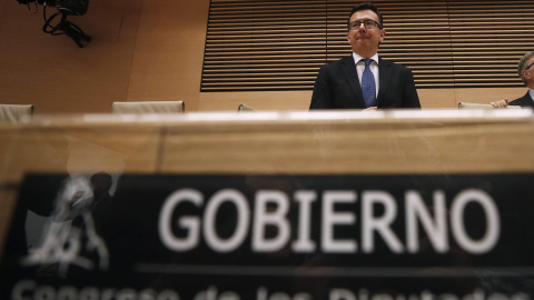 El ministro de Economía, Román Escolano, antes de su comparecencia en la Comisión de Economía del Congreso para anunciar el nombre del candidato del Gobierno a gobernador del Banco de España. EFE/Javier Lizón