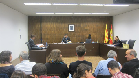 Vista sobre la apertura del Ayuntamiento de Badalona el 12 de octubre / Europa Press