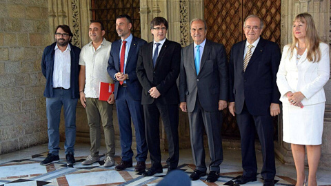 Pacte Nacional de la Indústria amb els representants sindicals, l'exconseller Santi Vila, el president cessat, Carles Puigdemont, i els presidents de Foment del Treball, Pimec i la presidenta de Cepyme.