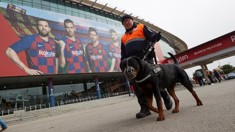 Un miembro de la seguridad privada del FC Barcelona patrulla los alrededores del Camp Nou./ Alejandro García (EFE) 17-12-19