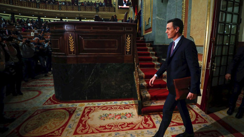 El presidente del Gobierno en funciones, Pedro Sánchez, entre en el hemiciclo del Congreso de los Diputados en la primera jornada de su investidura como presidente del Gobierno. EFE/Emilio Naranjo