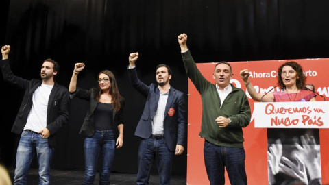 El candidato de IU a la Presidencia del Gobierno, Alberto Garzón,c, acompañado de otros miembros de su lista ,durante la presentación de su candidatura "Ahora con Alberto Garzón" a las primarias de Ahora en Común Madrid.. EFE/Fernando Villa