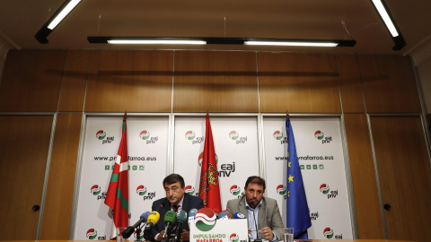 El portavoz del Grupo Vasco en el Congreso, Aitor Esteban (i), durante la rueda de prensa que ha ofrecido en Pamplona junto al presidente del PNV en Navarra, Unai Hualde (d). EFE/ Villar López