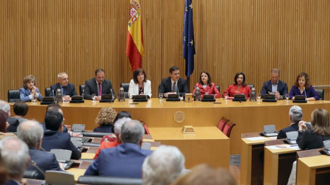 De izquierda a derecha, la secretaria general del PSOE en el Senado, María Luisa Carcedo, el diputado Rafael Simancas, el secretario de Organización del PSOE, José Luis Ábalos, la presidenta del PSOE, Cristina Narbona, el secretario general