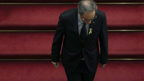 El presidente de la Generalitat, Quim Torra, sale de su despacho en e Parlament. (ANDREU DALMAU | EFE)