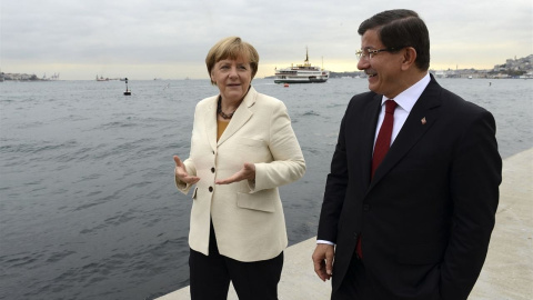 El primer ministro de Turquía, Ahmed Davutoglu, y la canciller alemana, Angela Merkel. REUTERS