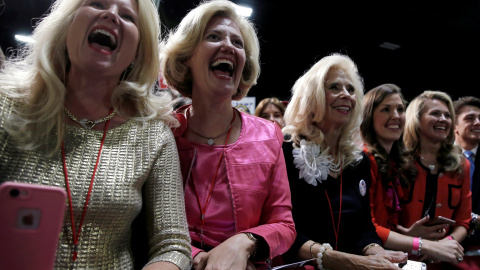 Un grupo de mujeres apoya al candidato republicano a la presidencia de los Estados Unidos, Donald Trump, durante un acto de campaña en Charlotte. REUTERS/Mike Segar