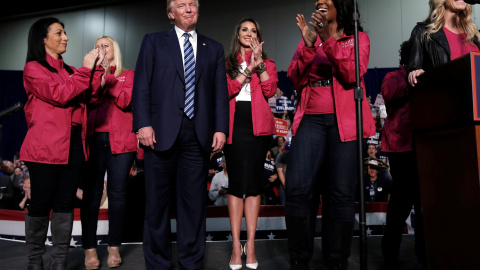 El candidato republicano a la presidencia de EEUU, Donald Trump, junto a mujeres durante un acto en Charlotte. REUTERS/Mike Segar