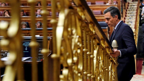 El candidato a la Presidencia del Gobierno, Pedro Sánchez, vuelve a su escaño tras una de sus intervenciones ante el pleno del Congreso de los Diputados en la primera jornada de la sesión de su investidura como presidente del Gobierno. EFE/