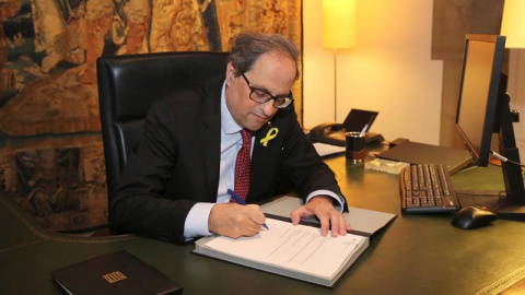 Fotografía facilitada por la Generalitat del presidente, Quim Torra, firmando hoy un nuevo decreto de nombramiento de los consellers que formarán su Govern, sustituyendo a los que se encuentran en prisión -Jordi Turull y Josep Rull- y a los