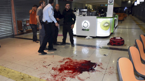 Israeli security personals stand next to blood on the floor, at the Beersheba central bus station where a Palestinian gunman went on a stabbing and shooting rampage, October 18, 2015. A gunman went on a stabbing and shooting rampage at the 