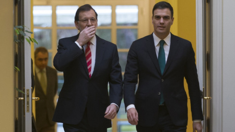 Mariano Rajoy y Pedro Sanchez, en La Moncloa, antes de la firma del pacto contra el terrorismo yihadista. REUTERS/Juan Medina