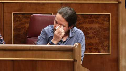 El líder de Podemos, Pablo Iglesias, se limpia con un pañuelo tras emocionarse después de su intervención en la sesión de control al Gobierno en la que ha preguntado al ministro del Interior, Juan Ignacio Zoido, por el policía franquista 'B