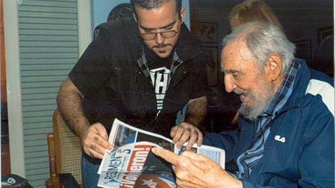 Fotografía del 23 de enero de 2015 cedida por Cubadebate done se ve a Fidel Castro durante una reunión con el presidente de la Federación Estudiantil Universitaria de La Habana (FUE), Randy Perdomo / EFE/Estudios Revolución/CUBADEBATE