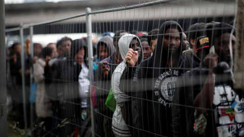 Miles de personas migrantes son desalojadas del campamento en el que se habían instalado a la entrada de París.- REUTERS