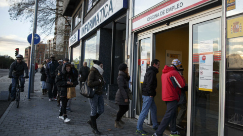 Gente haciendo cola en una oficina del Servicio Público de Empleo de la Comunidad de Madrid. REUTERS