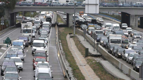 Las retenciones son kilométricas.  Los problemas con el tráfico comenzaron hacia las 7:00 horas con tres accidentes leves en el nudo de Manoteras, al norte de Madrid, que han coincidido con la lluvia y que han generado retenciones en la M-3