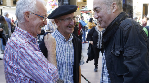 El exconsejero vasco de Interior, Joseba Azkarraga (i), conversa con los dirigentes abertzales Martín Garitano (d) y Tasio Erkizia, antes de la manifestación en San Sebastián para exigir la excarcelación de los presos de ETA con enfermedade