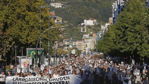 Vista de la manifestación en San Sebastián convocada por la red ciudadana Sare para exigir la excarcelación de los presos de ETA con enfermedades graves o incurables. EFE/Javier Etxezarreta