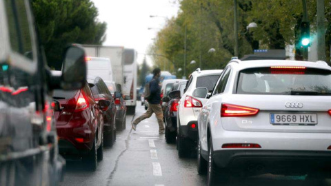 Los problemas circulatorios se han extendido de la M-30 a calles adaycentes, como la calle Artudo Soria. / J.C.H