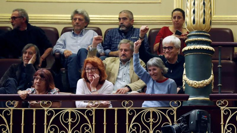 Varias personas víctimas del inspector de la Brigada Político Social Juan Antonio González Pacheco, apodado Billy el Niño, entre ellos Willy Meyer (c) (exeurodiputado de IU), durante la sesión de control al Gobierno hoy en el Congreso de lo