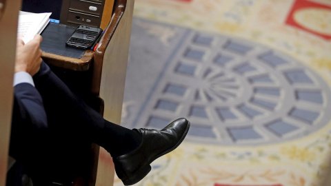 Detalle del candidato a la Presidencia del Gobierno, Pedro Sánchez, en la bancada azul del Congreso de los Diputados en la primera jornada de su sesión de investidura como presidente del Gobierno. EFE/Juan Carlos Hidalgo