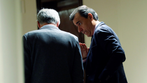 El secretario General de Ciudadanos, José Manuel Villegas (i), y el coordinador general del Partido Popular Fernando Martínez-Maíllo, conversan en un aparte durante la sesión de control en el pleno del Congreso. EFE/JJ Guillén