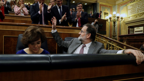 El presidente del Gobierno, Mariano Rajoy, responde a los aplausos de sus diputados a su llegada al hemiciclo del Congreso de los Diputados. EFE/Ballesteros