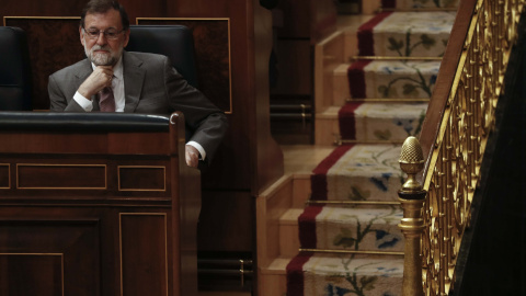 El presidente del Gobierno, Mariano Rajoy, en su escaño, durante la sesión de control en el Pleno del Congreso de los Diputados. REUTERS/Juan Medina