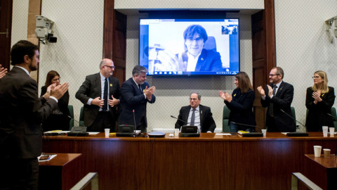 El presidente de la Generalitat de Cataluña, Quim Torra (c), preside la reunión del grupo parlamentario de Junts per Catalunya para analizar la decisión de la Junta Electoral Central (JEC) sobre su inhabilitación. (QUIQUE GARCÍA | EFE)