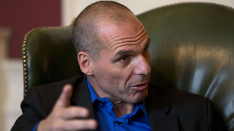 Yanis Varoufakis, ministro griego de Finanzas, durante su visita a su homólogo británico. / MATT DUNHAM / REUTERS