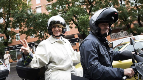 La portavoz del Grupo Municipal del PP en el Ayuntamiento de Madrid, Esperanza Aguirre, con un casco, a su llegada hoy a la reunión que ha mantenido hoy con los representantes de Mutua Motera, principal asociación de motoristas de España. E