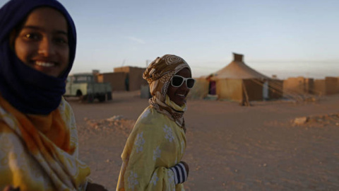 Mujeres saharauis caminan por el campo de refugiados de Smara, en la región argelina de Tindouf, el 2 de marzo de 2016.- REUTERS